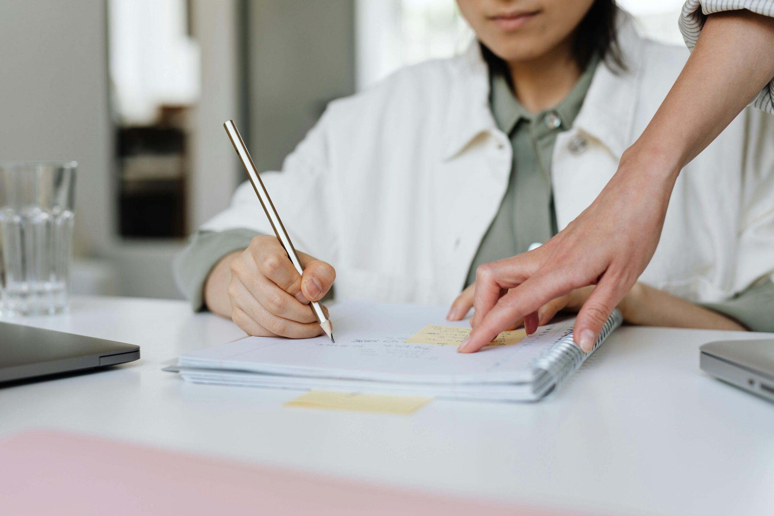 Five Minutes to Fairness: How Micro-Mentoring Shrinks Inequality